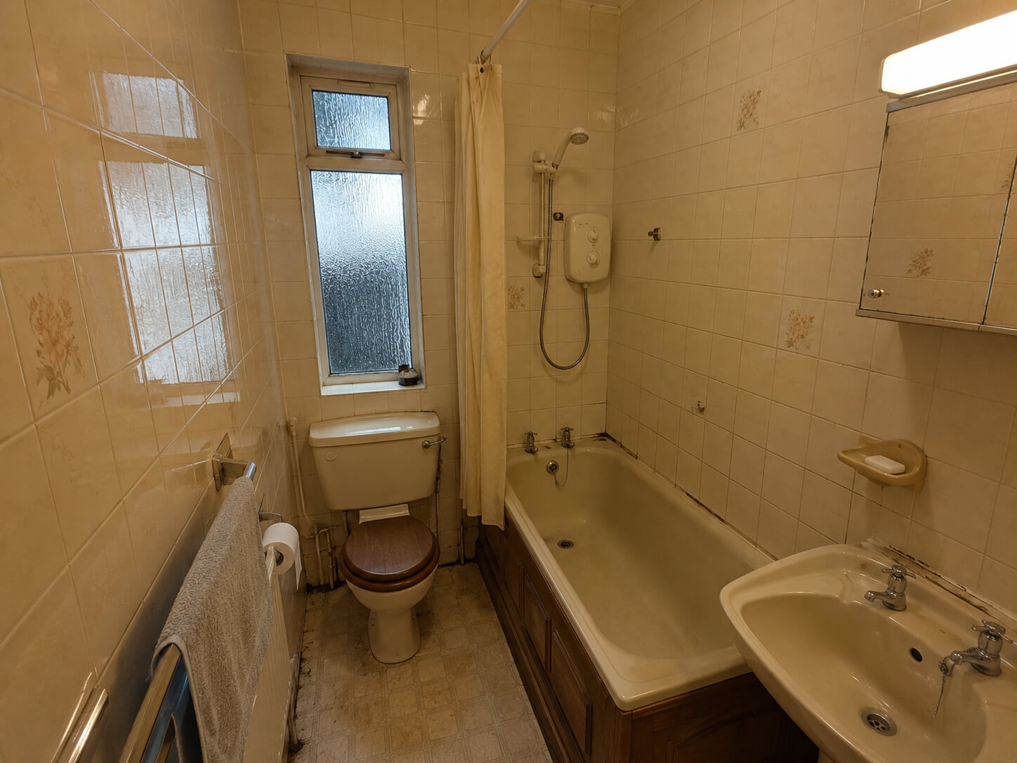 Bathroom before renovation by Aquarooms, project one