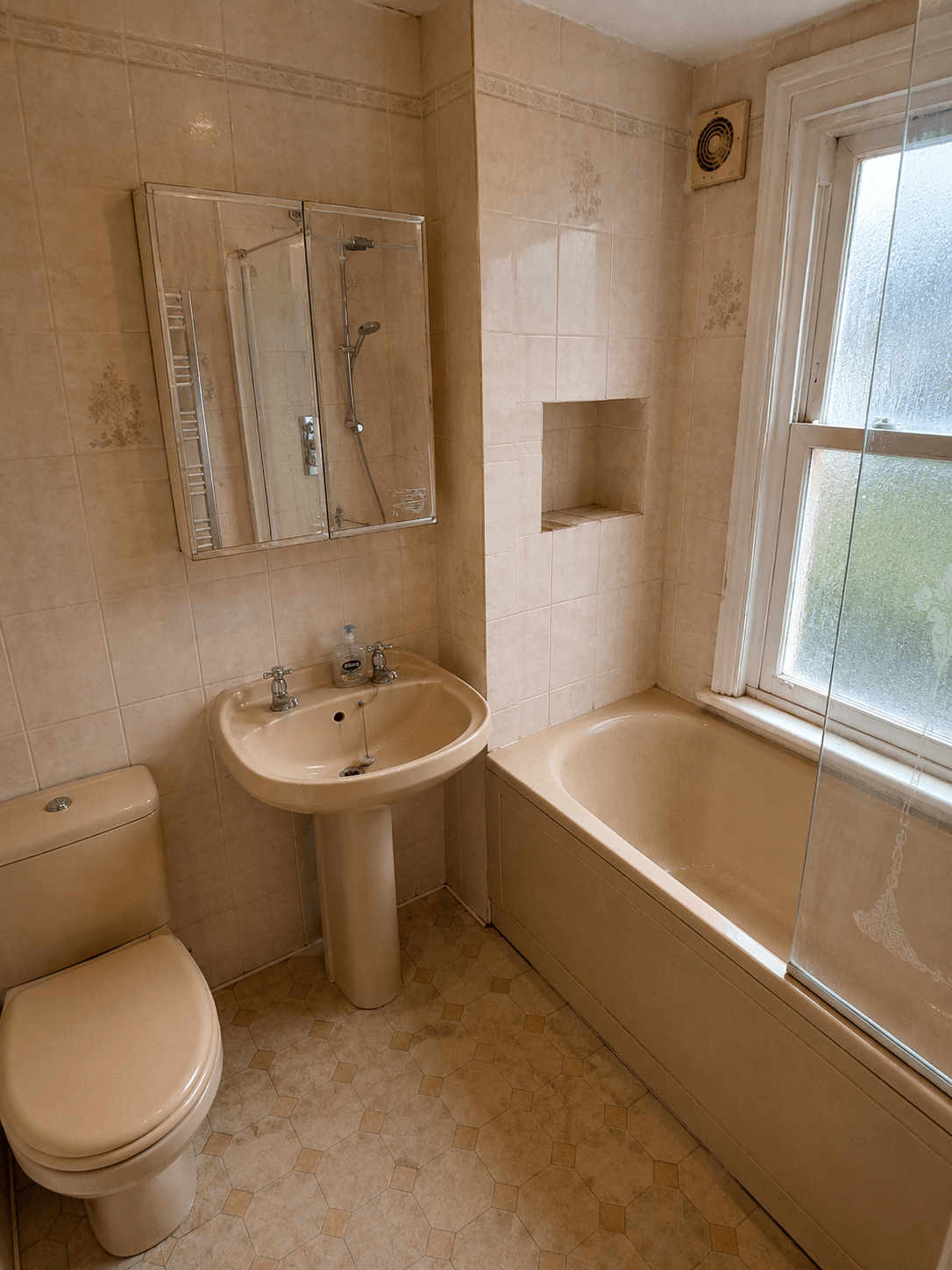 Bathroom before renovation by Aquarooms, project three