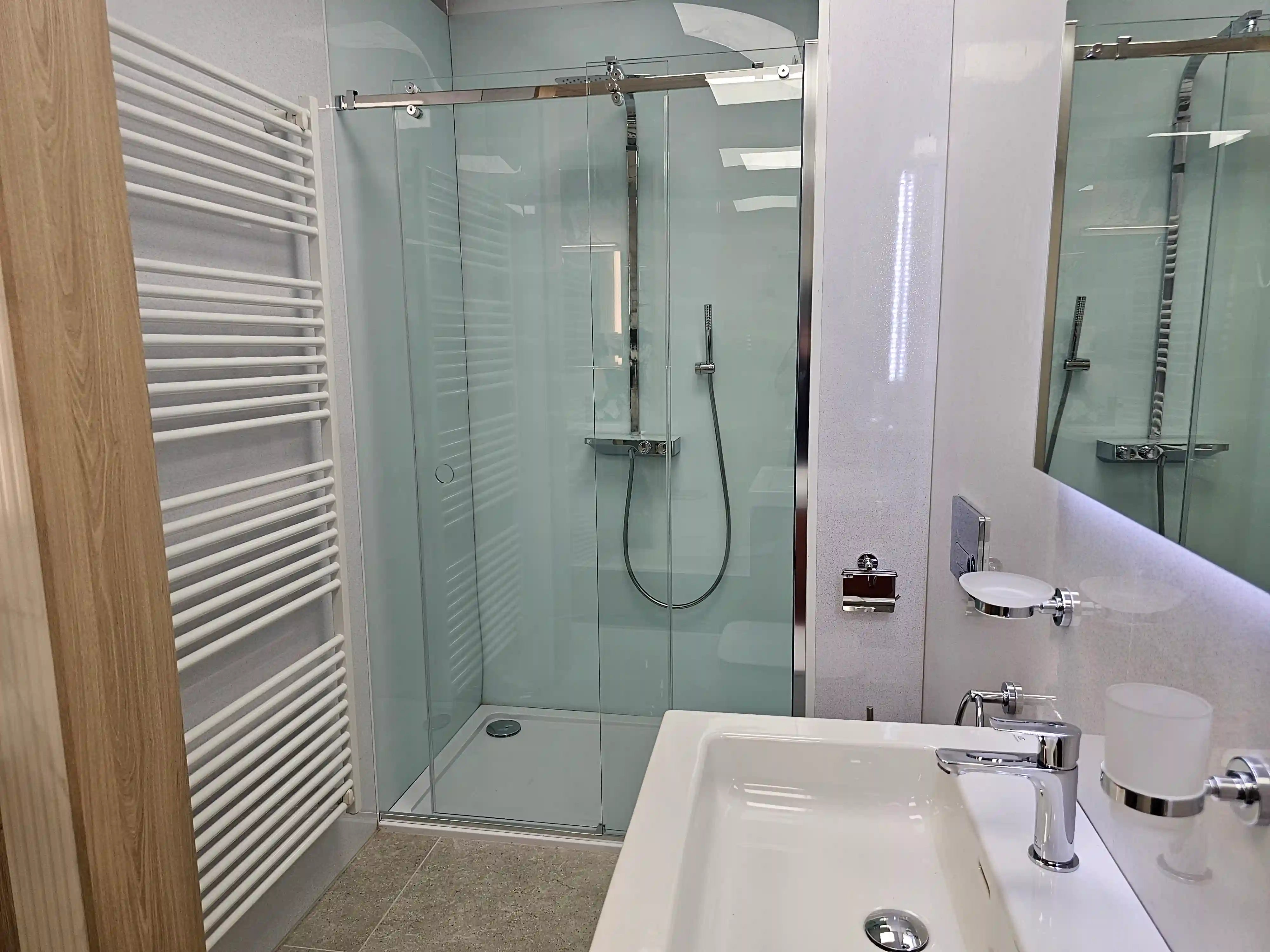 Aquarooms showroom photograph 6